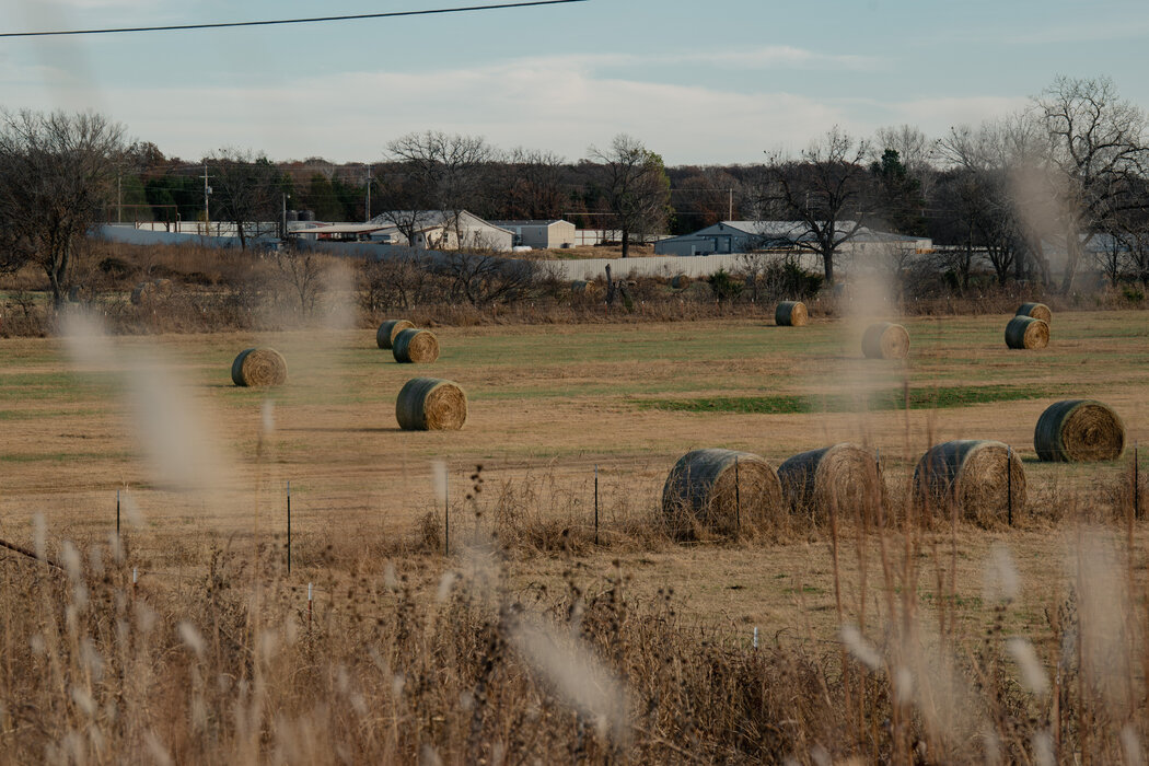 位于俄克拉荷马州米克的大麻种植场Purple Ray由另一位与纽约有关联的男子陈善东经营。