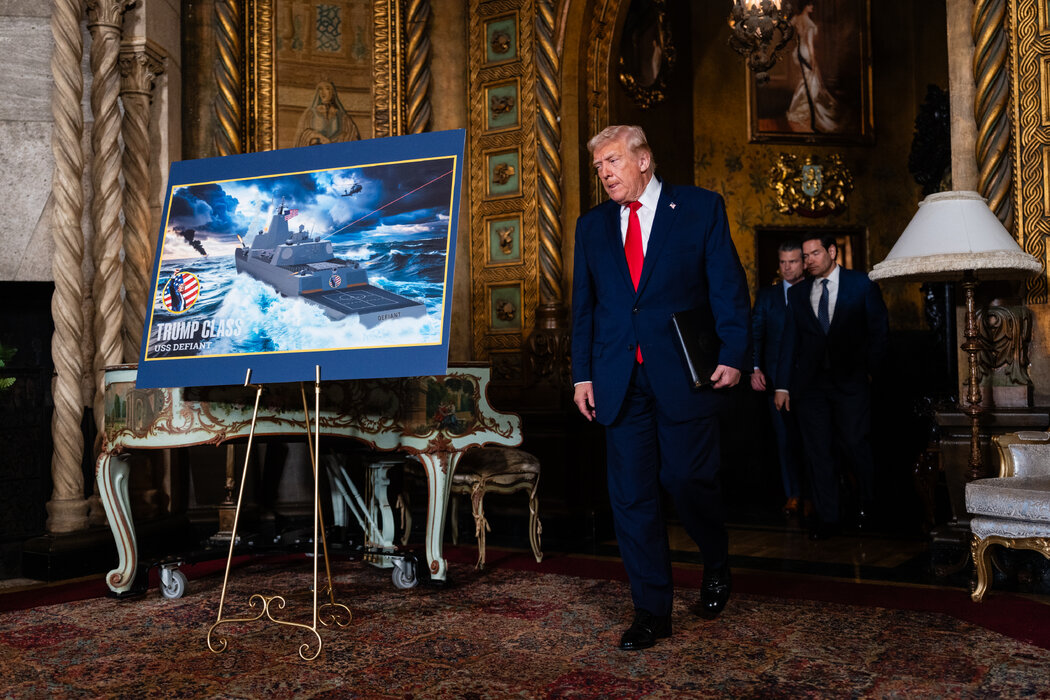 特朗普总统介绍海军新型“特朗普级”战列舰。