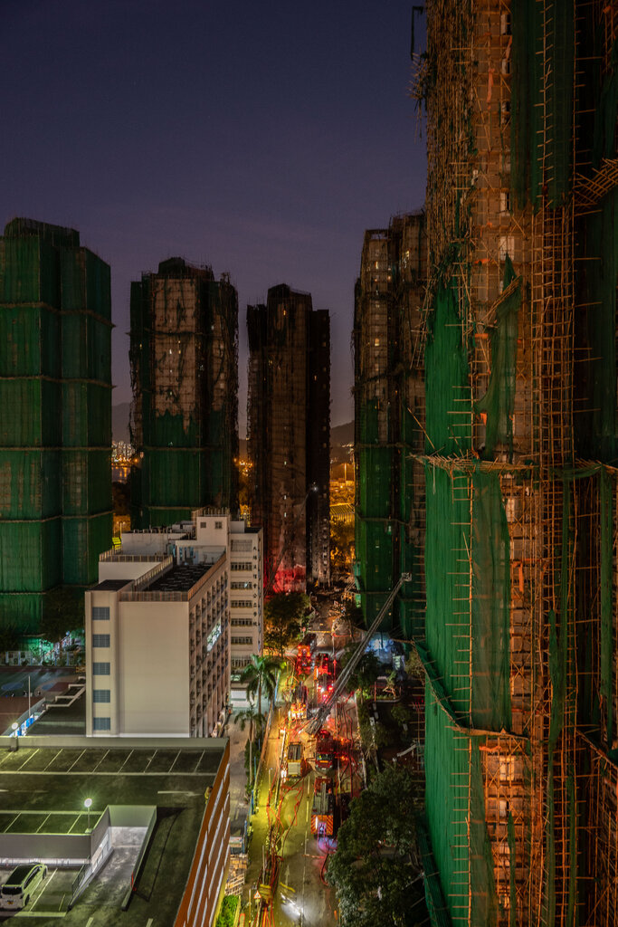 香港宏福苑，摄于11月26日的大火数天后。火灾造成161人死亡、数千人无家可归。