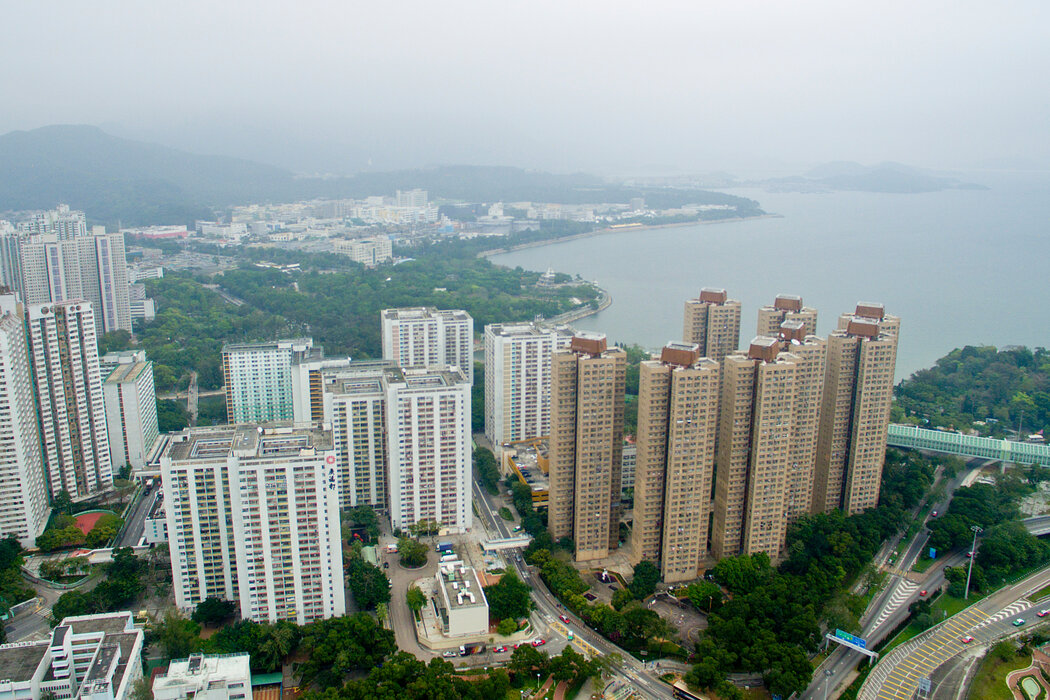 右图为2016年的宏福苑。该屋苑建于1983年，居住着大约2000户家庭。