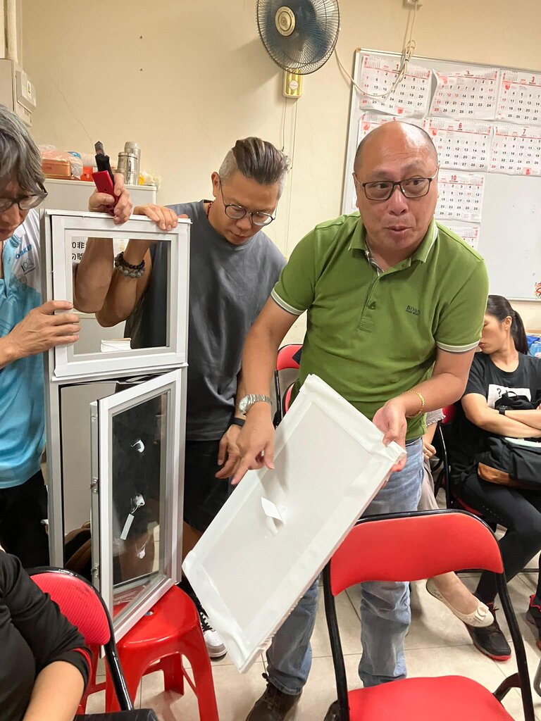 2024年9月，宏业建筑工程的项目经理演示如何安装聚苯乙烯板来保护窗户。后来发现，这些泡沫板高度易燃，使火势迅速蔓延。