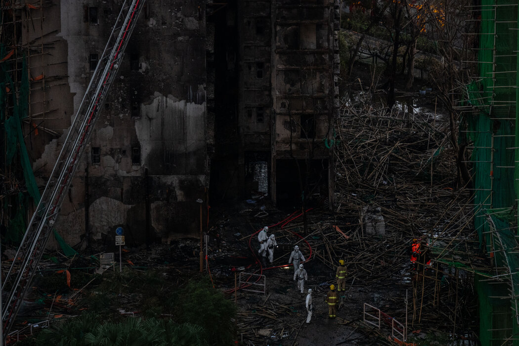 官员们把注意力集中在不达标的材料上，包括用于接住掉落物的防护网，以及用来保护窗户的泡沫板——居民早在2024年8月就已经对这些材料提出过投诉。