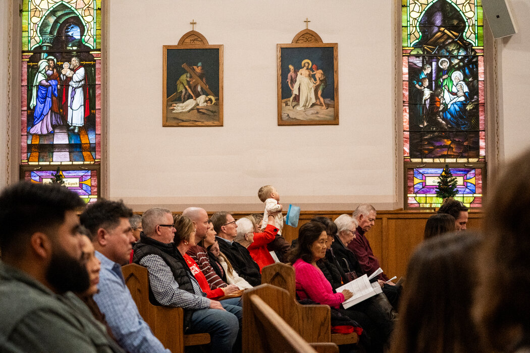 在外来移民占人口19%的马歇尔敦，圣玛丽天主教堂内做平安夜弥撒的信徒们。