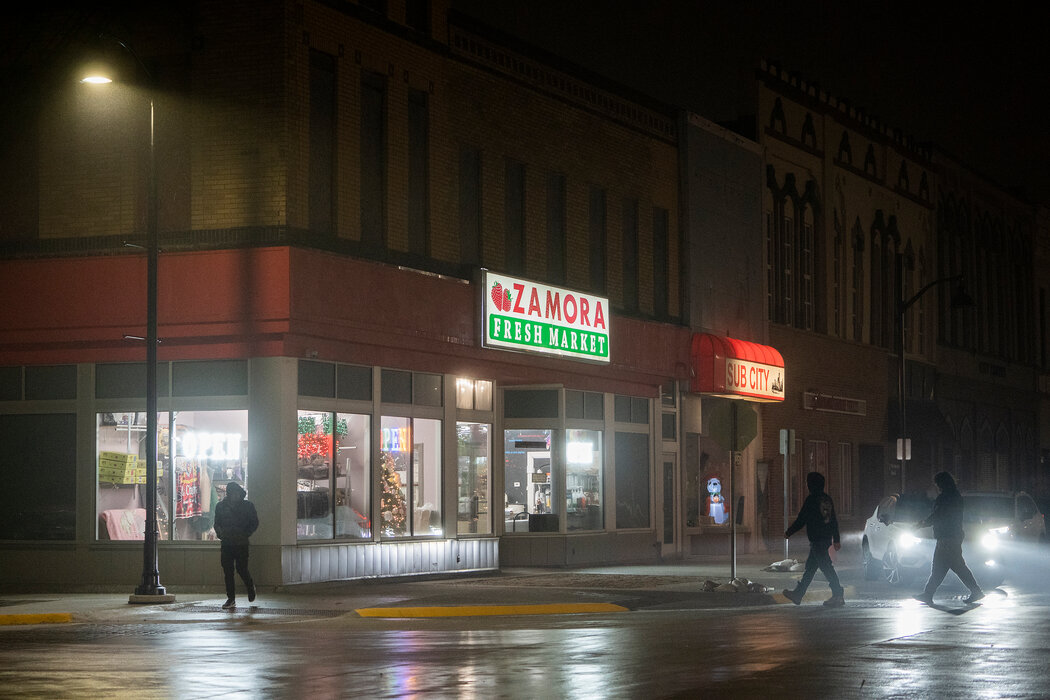 2024年，美国的外国出生人口创下新高。移民改变了像爱荷华州马歇尔敦这样的地方，当地公立学校里使用约50种不同语言。