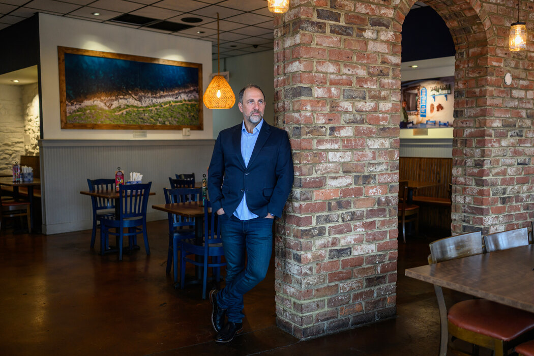 快休闲地中海餐饮连锁品牌塔兹基斯的首席执行官丹·辛普森表示，自年初以来，他已失去了洗碗工、厨师以及经理和助理经理等员工。