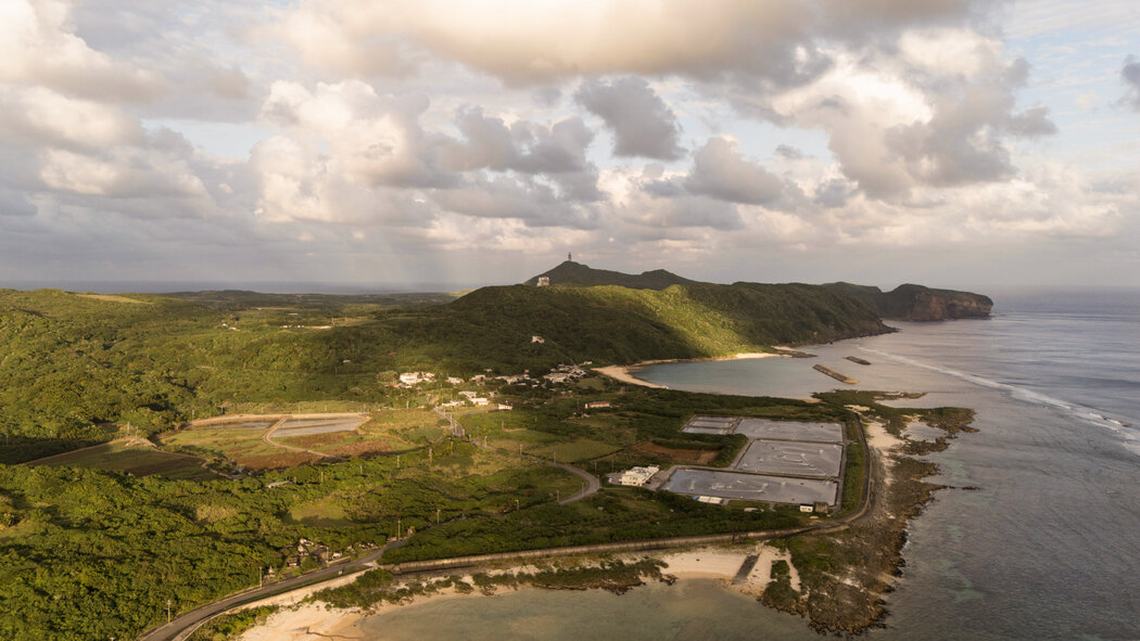 与那国岛是位于台湾以东约110公里的日本军事前哨，坐落在所谓的“第一岛链”上，这是一片用于限制中国海军扩张的战略性岛屿弧形地带。