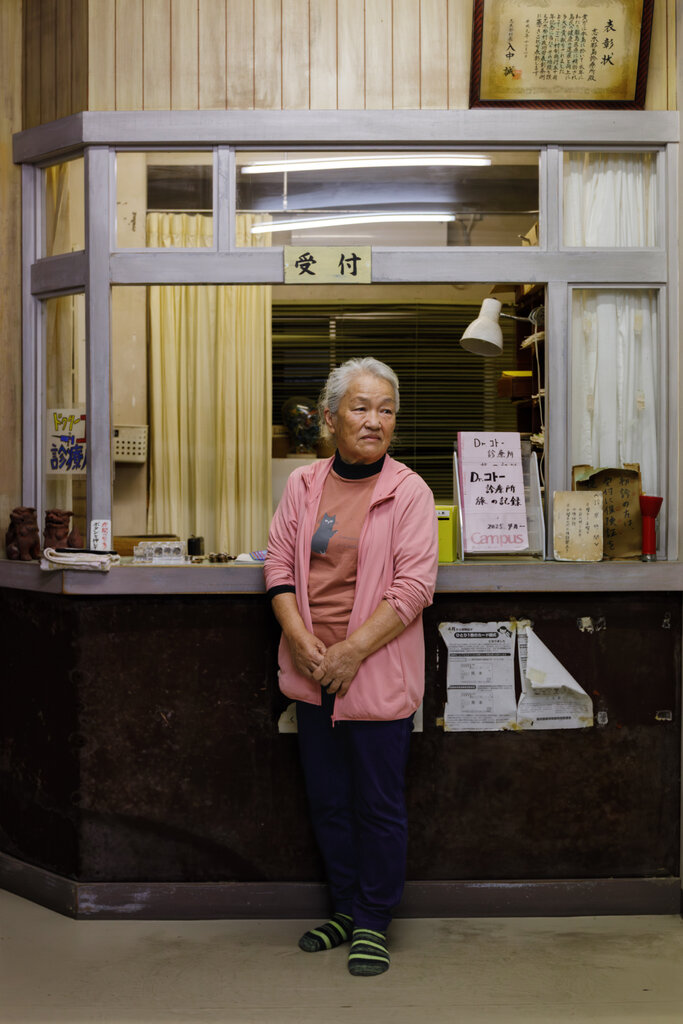 "我想要的不过是普通的生活，”请舛日美代说，她作为志愿者管理着拍摄电视剧《孤岛诊疗所》的拍摄地。