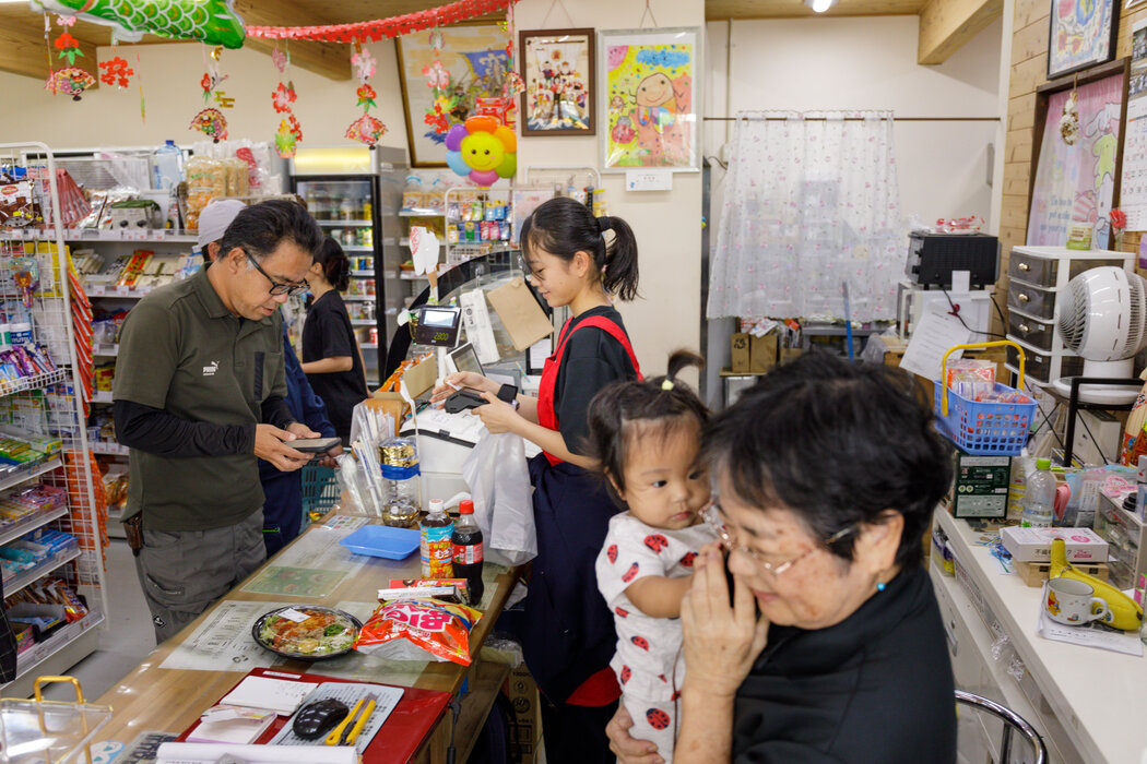 岛上的居民表示，他们一直尽量不去理会这些紧张局势。