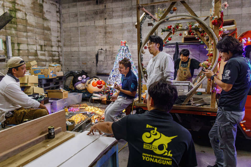 为圣诞节的花车游行装饰皮卡车，挂上灯饰和各种饰物——这是当地的传统。