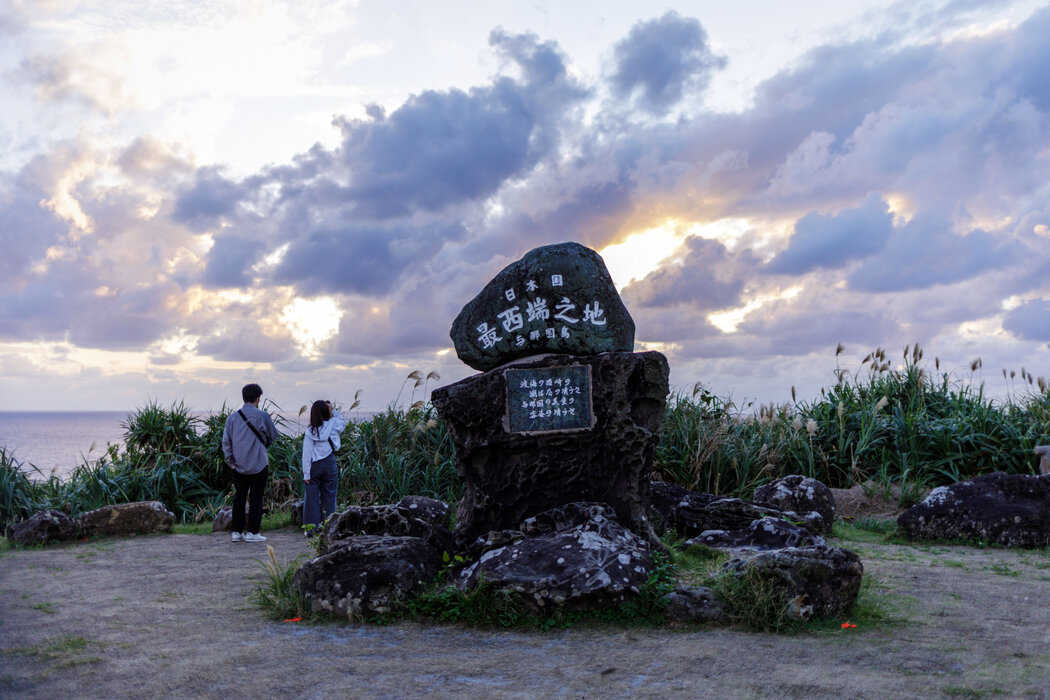 与那国岛上标志着日本最西端地点的纪念碑。