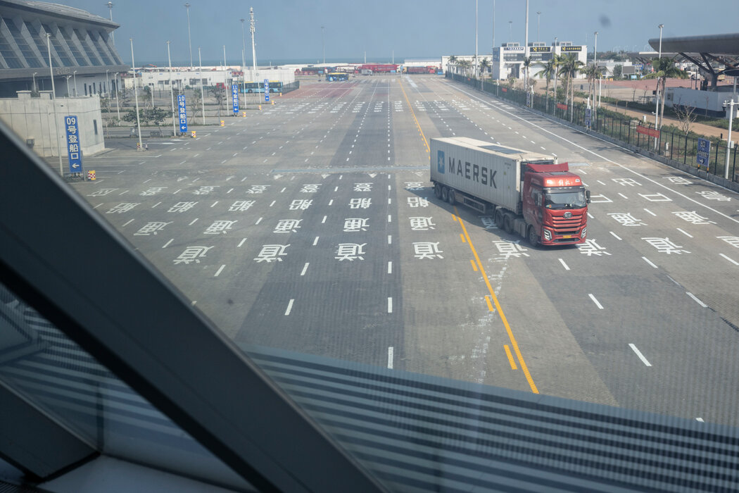 海关工作人员检查离开海南的卡车，以防免税商品被走私到大陆。