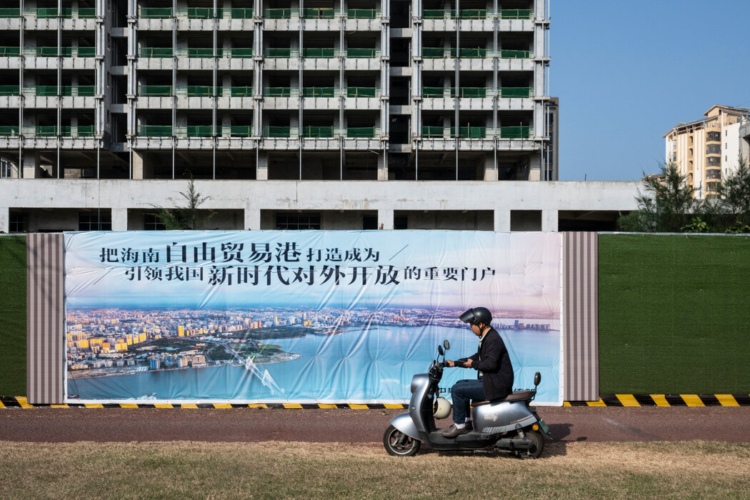 海口的一处烂尾楼张贴着海南自由贸易港是“新时代对外开放”的宣传画。