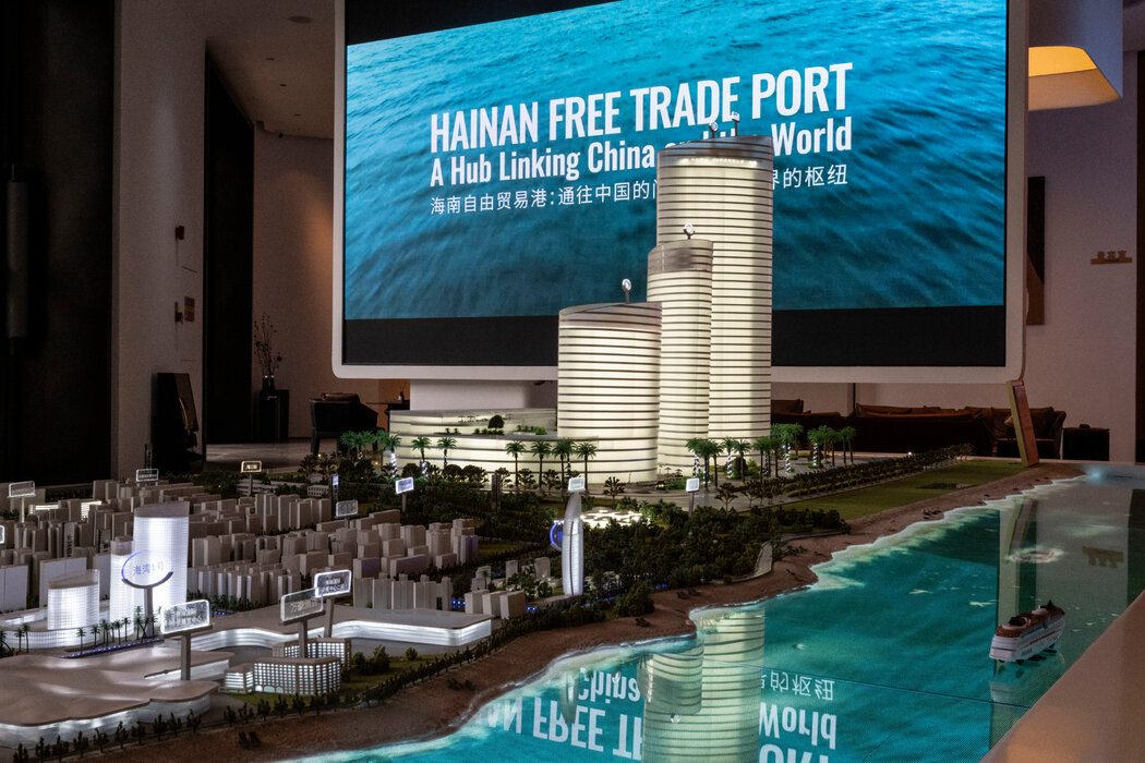 一处大部分尚未建成的海南房地产开发项目模型，该项目以自贸港为宣传噱头。