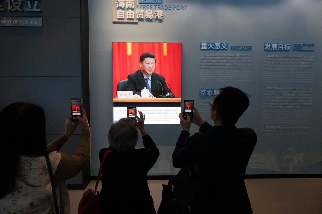 一些泰国华人正在参观一个宣传海南投资机遇的展览。