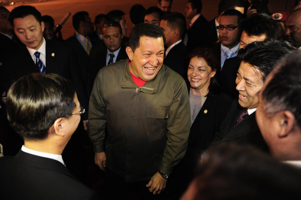 2009年，马杜罗的前任查韦斯抵达北京，与中国官员合影。