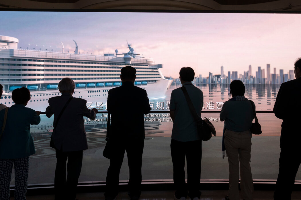 一个推介海南投资机遇的展览中心里的参观者。海南岛被宣传为世界上最大的“自由贸易港”。