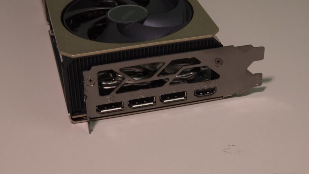 3x DP + 1x HDMI 輸出