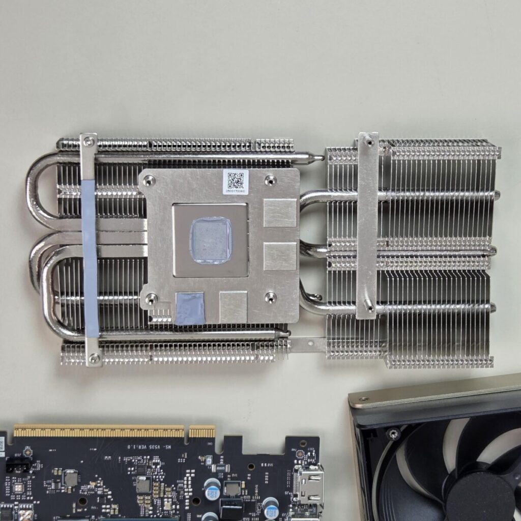 主體鰭片及導熱管都有強化,有鍍鎳銅底座加上方形核心熱管