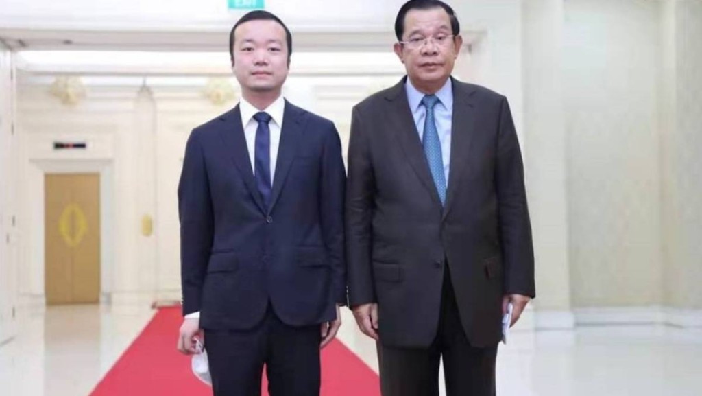太子集團(Prince Group)創始人陳志(左)與柬埔寨前首相洪森。 太子集團(Prince Group)創始人陳志(左)與柬埔寨前首相洪森。
