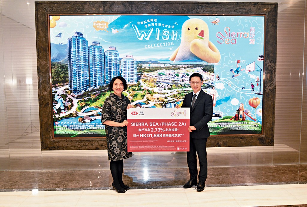 新地胡致遠(右)表示,項目現時入票準買家類型眾多,大手買家中有不少為大家庭客。 新地胡致遠(右)表示,項目現時入票準買家類型眾多,大手買家中有不少為大家庭客。