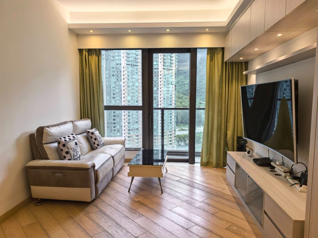 單位可享屋苑內園景,及附近的映灣園。 單位可享屋苑內園景,及附近的映灣園。