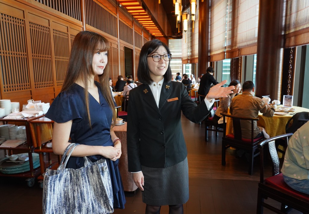 容嘉晴堅信要有「Never say no to a guest」的信念,為客人提供多元選擇。 容嘉晴堅信要有「Never say no to a guest」的信念,為客人提供多元選擇。