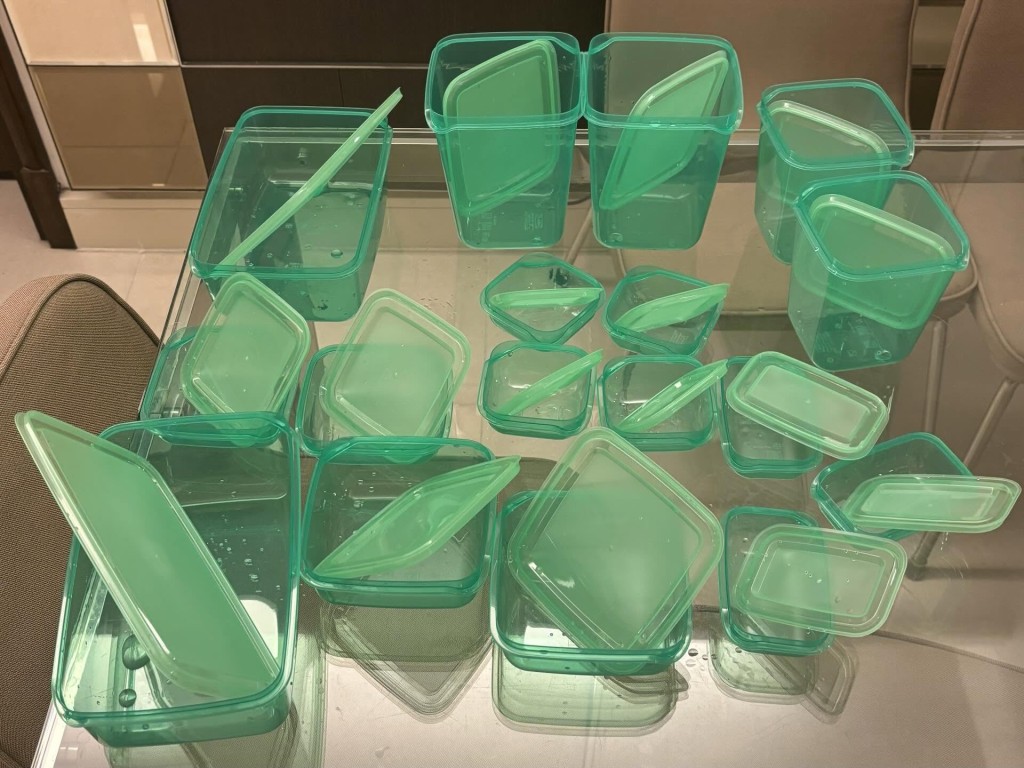 有港人消費者分享宜家購物體驗時表示,一套僅售39.9港元的連蓋食物盒「好抵買」。 有港人消費者分享宜家購物體驗時表示,一套僅售39.9港元的連蓋食物盒「好抵買」。