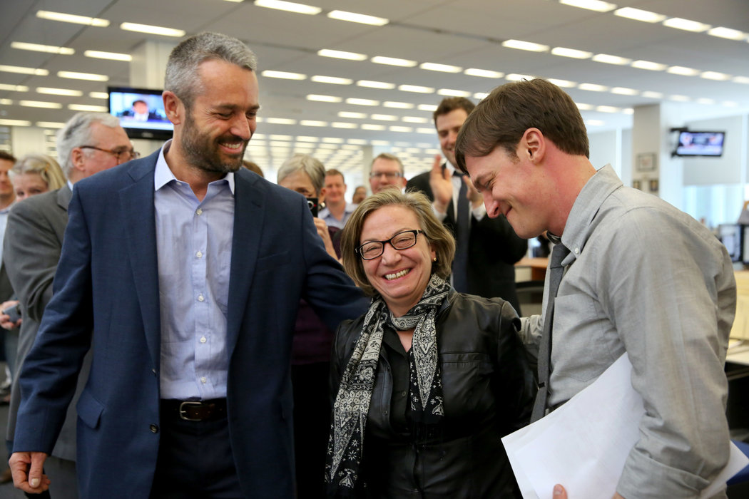 泰勒·希克斯(左)获得了普利策突发新闻摄影奖,乔希·哈纳(右)获得了普利策专题摄影奖。二人在2014年普利策奖颁奖期间和分管摄影部的助理主编米歇尔·麦克纳利在一起。