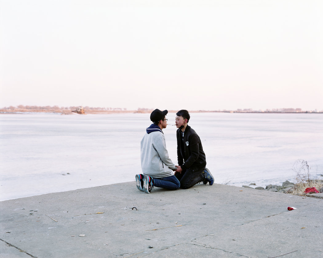 2017年2月,黑龙江富拉尔基,两个初中生在校外学习如何吸烟。这个城市没有高等教育机构,年轻人的前途黯淡。