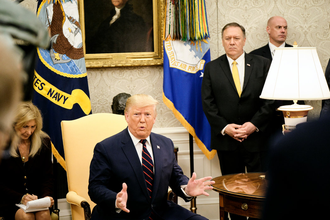 特朗普总统周三在椭圆形办公室对记者讲话。