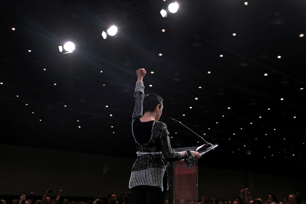 2017年10月27日,底特律。演员罗斯·麦高恩(Rose McGowan)在妇女大会期间谈到反对性骚扰和性侵的#我也是(#MeToo)运动。