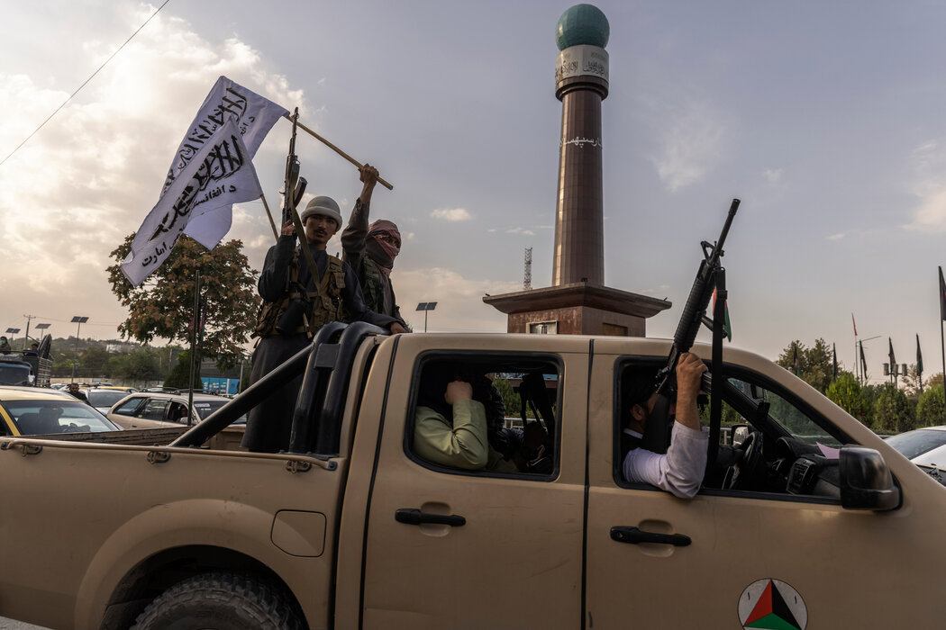 塔利班成员在美国大使馆附近挥舞旗帜。美国大使馆于上周撤离。