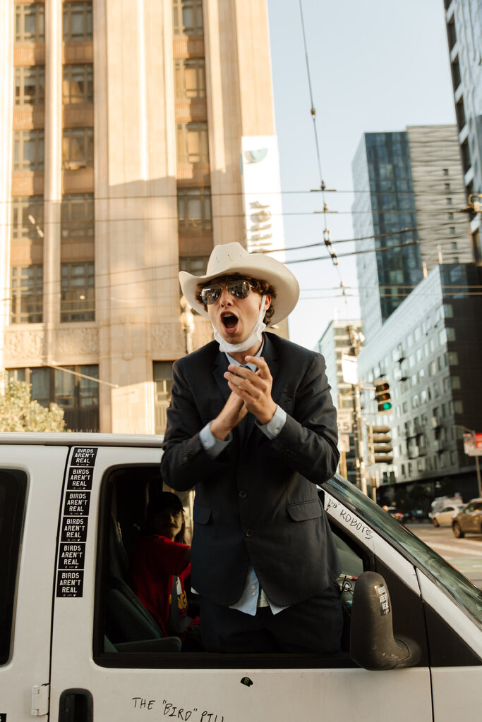 上个月,麦克因多在旧金山Twitter总部外召集抗议者。