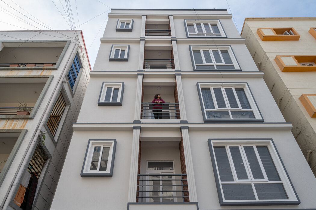 钱德拉谢卡无意中看到一则新建筑的广告,这个建筑商似乎明白单身女性面临的挑战。