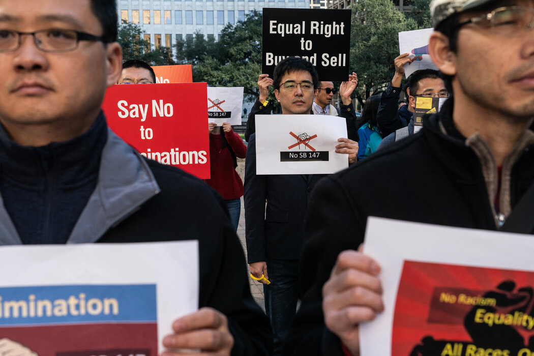 民众在休斯敦市政厅集会抗议参议院第147号法案,该法案将禁止中国公民在得州购买不动产。