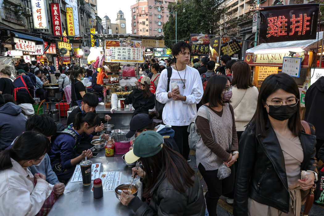 由于士绅化和噪音投诉,如今大多数夜市都不像几十年前那么热闹。宁夏夜市是一个明显的例外;这里的许多摊位是由第二代经营者打理。