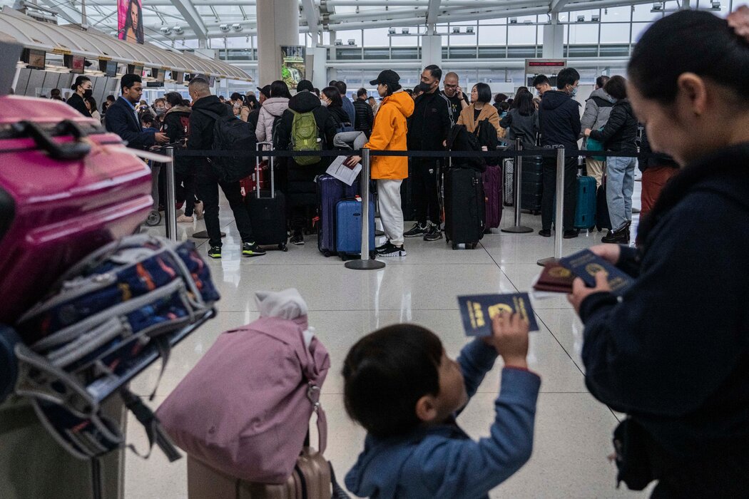 上周,在纽约肯尼迪国际机场,中国东方航空公司飞往上海的航班正在办理登机手续。