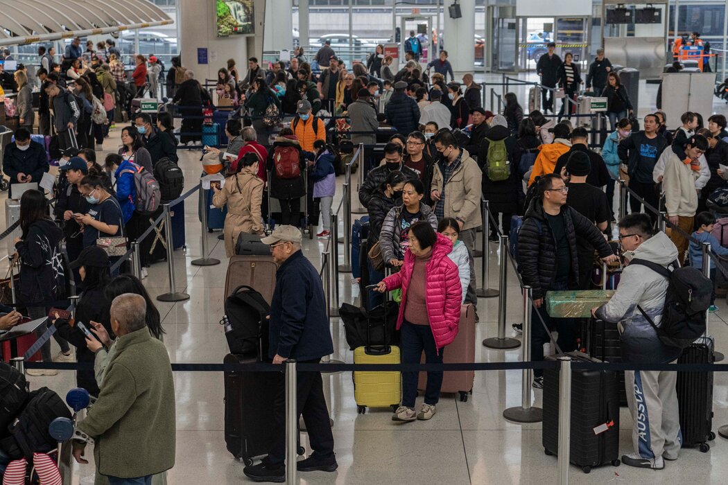 旅客在肯尼迪国际机场等待办理飞往上海的登机手续。中国政府上个月恢复签发旅游签证。