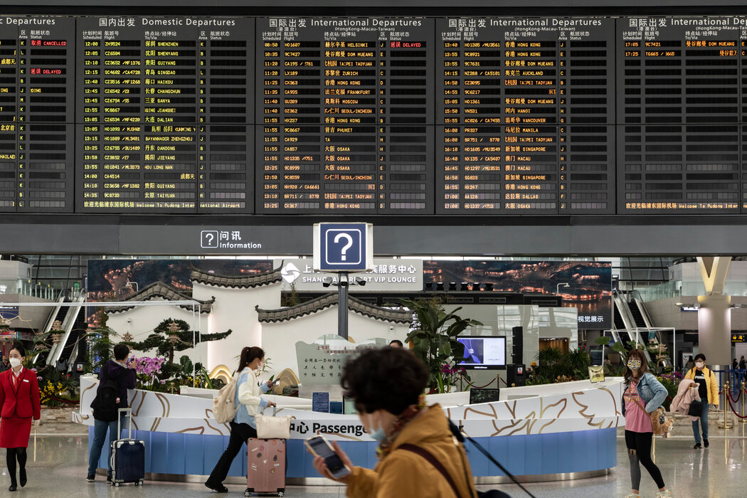 上海浦东国际机场的出发大厅。