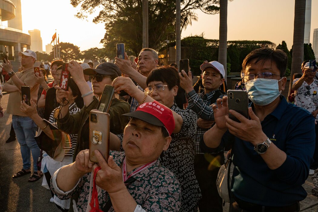 香港湾仔金紫荆广场的内地游客,摄于上月。