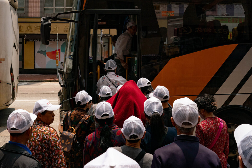 内地游客在土瓜湾排队上巴士。