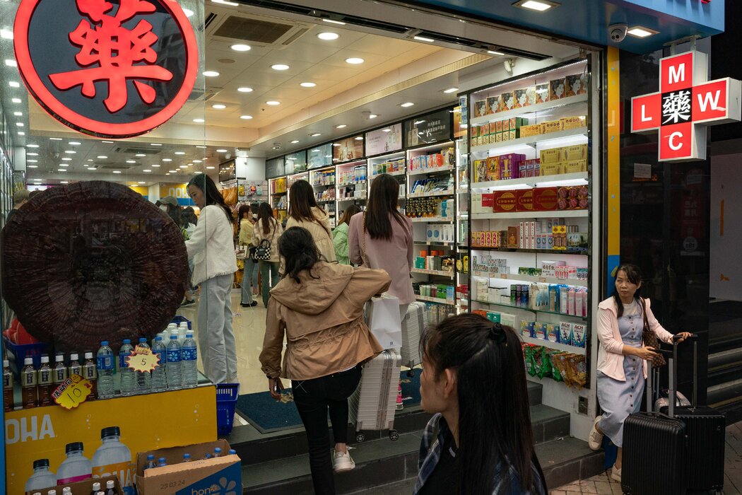 尖沙咀一家药店。