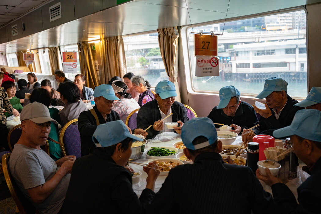 维多利亚港一家用汽车渡轮改造成的水上餐厅,摄于今年4月。游客在这艘风格类似于新奥尔良河船的水上餐厅吃着价格低廉的饭菜,同时在香港风景如画的维多利亚港周围游览45分钟。