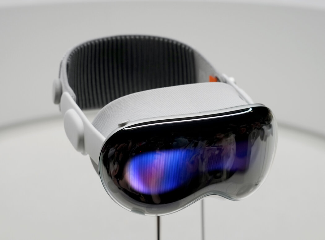 苹果公司周一发布了新款Vision Pro。该设备将于明年上市。