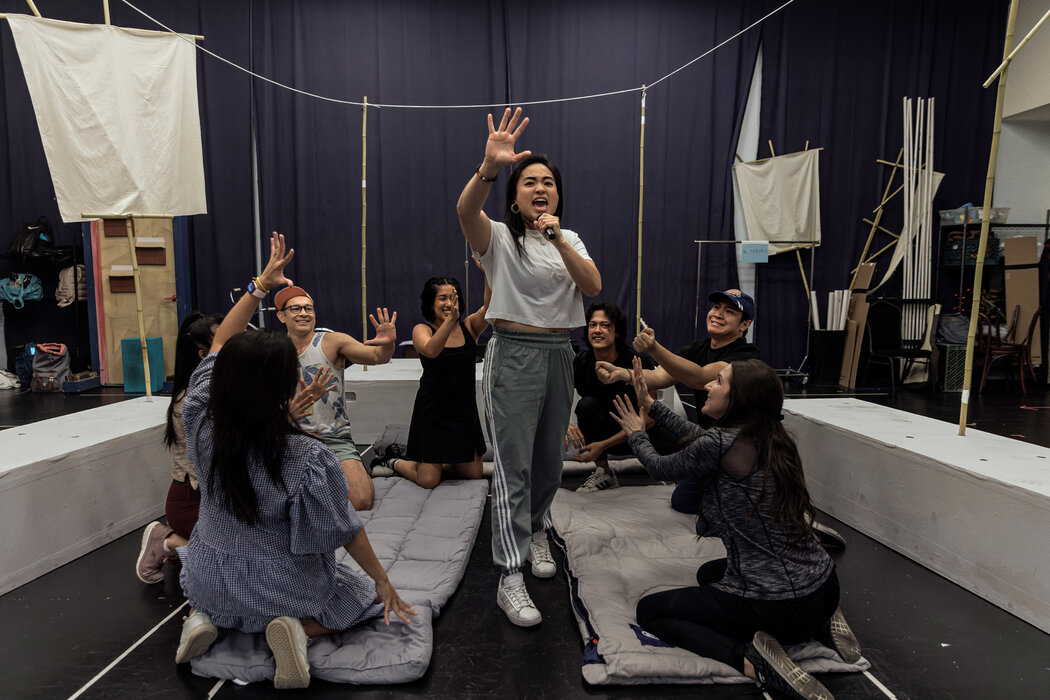 《天安门:一部新音乐剧》讲述了两名中国学生在天安门广场为期50天的抗议中经历的故事,该剧演员阵容全由亚裔美国人与太平洋岛民组成。