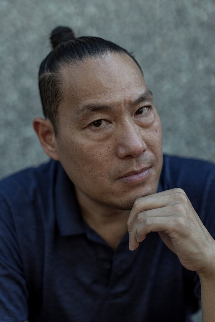 在原导演因担忧家人安全而退出后,达伦·李成为该音乐剧的导演。