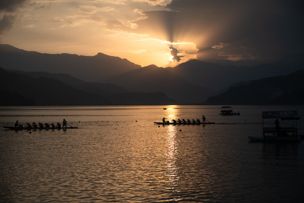 博克拉费瓦湖上的龙舟。