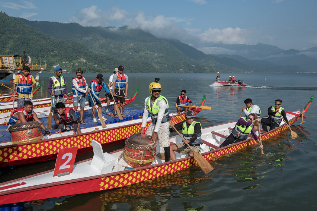第一批国际游客是前来参加龙舟比赛的运动员和中国官员。
