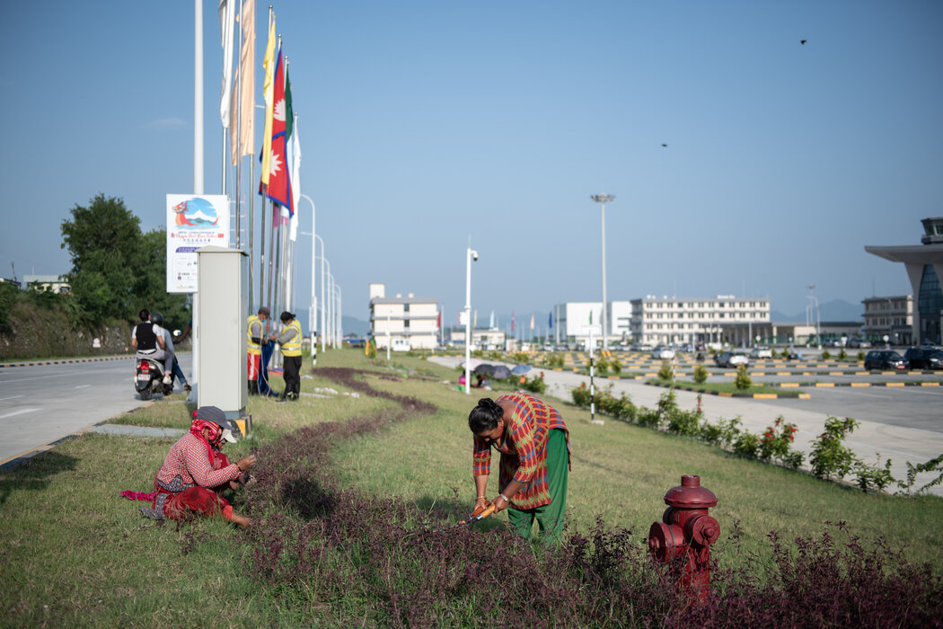 在首个国际航班抵达的前一天,尼泊尔的工作人员正在做准备工作。