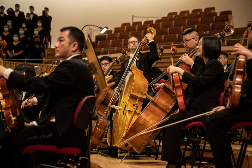 上海交响乐团的音乐家在《上海!上海!》彩排前热身。纽约爱乐乐团将于明年2月底在纽约上演这部清唱剧。